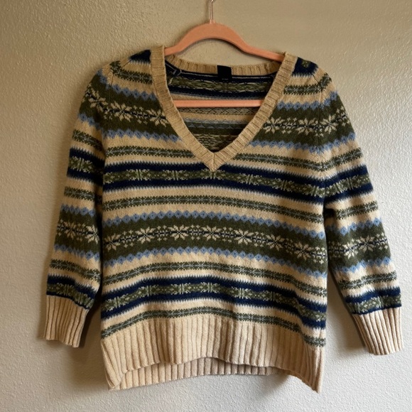 GAP Sweaters - Granola girl GAP 100% Lambs Wool V-Neck Sweater.